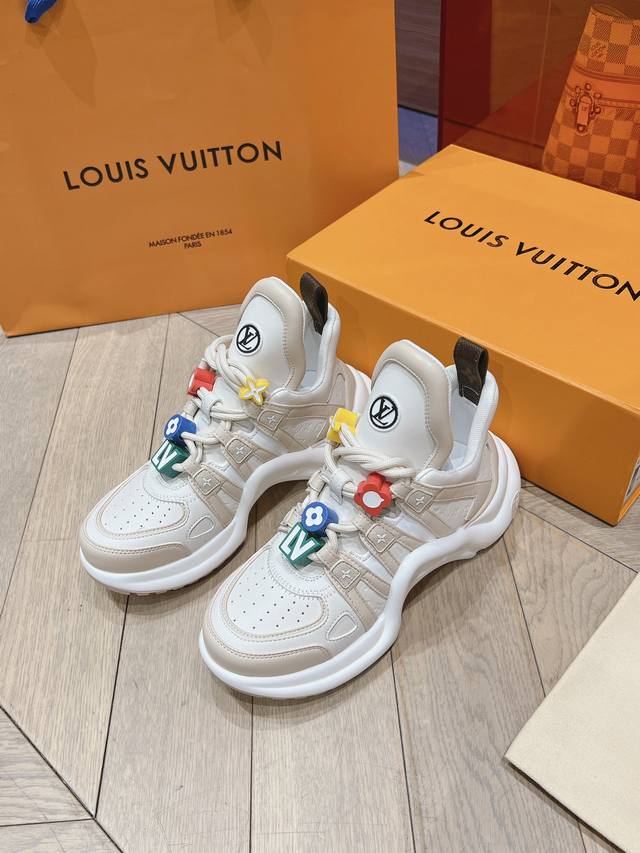 批发直销 女鞋工厂 LV 2024新款 七夕限定款 清新脱俗颜色，每个颜色都配不同的扣饰 都有自己独特的魅力。 牛皮拼色透气孔拱桥老爹鞋 穿上它去旅游约会你就是