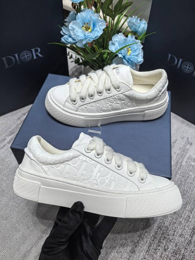 批发直销 女鞋工厂 新款Dior 情侣款休闲鞋Dior这款 款式休闲，经过重新诠释，彰显未来主义的精神。采用超轻盈的白色橡胶精心制作，饰以曲纹藤格纹Cosmo因