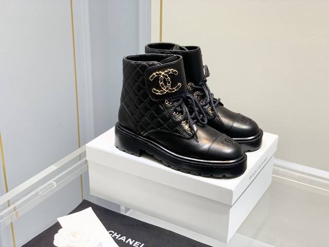 批发直销 女鞋 女装 Chanel fw21 new arrival～小香秋冬重工爆款菱格短靴出的经典靴型，20款用的哑光皱牛皮新款 黑、白两色都各用了两种皮质