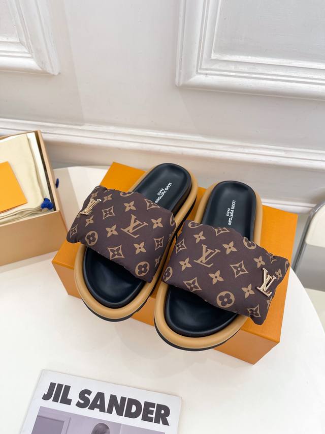 工厂直销 女鞋 女装 女鞋 女装 LV 路易威登 春夏新品 专柜主打最新款压花拖鞋硬货上新高级感十足！国内外博主刷爆的一款，复古又时髦 上脚美炸了！官网主推款★