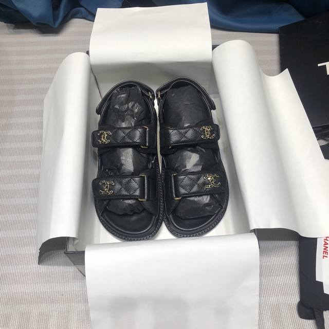 批发直销 女鞋 女装 Chanel ss新款魔术贴凉鞋，顶级专柜品质 欢迎对比 作为香奈儿的经典鞋王是每年夏天热潮单品，夏天一旦开始穿凉拖，运动鞋就要被打进冷宫