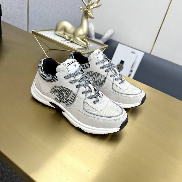 批发直销 女鞋 女装 Chanel香奈儿 专柜顶级休闲款运动鞋这款经典设计；鞋面多种工艺电绣的风格；大底却时尚运动；不平凡的拥入了多种配色元素 多元化混搭非常好