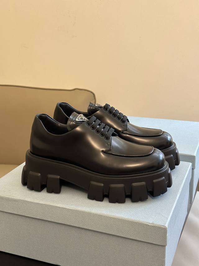 批发直销 批发直销prada fw23 new arrival～批发直销p家秋冬厚底鞋新品经典系带厚底 点缀三角标，多了点辨识度 很耐看，很好穿！鞋面开边珠牛皮