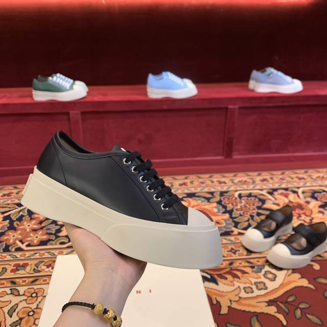批发直销 Marni 玛尼大头厚底玛丽珍鞋Marni是来自意大利的独立设计师品牌，迅速走红国际时装界的又一个大黑马赵露思 宋祖儿同款魔术贴大头鞋历时2个半月，自