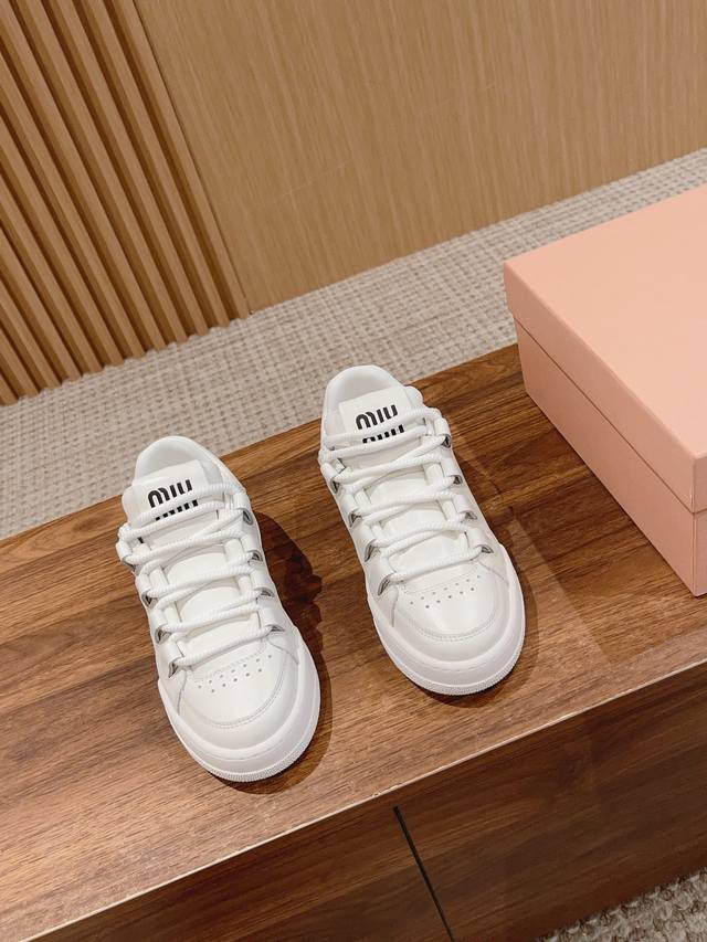 批发直销p 女鞋工厂 MIU*MIU 缪缪新款美式复古风~ 颜值担当火爆款脏脏鞋 不得不入的一款～做旧时尚，简约高级 随意搭配上脚非常舒适，年度必入款！ 早春最