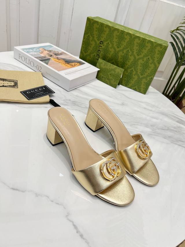 出厂 2025 SSS新款报到 Gucci～古*奇 原单品质 原汁原味的欧式风格 上脚非常完美穿搭上配此鞋，优雅大方，晶莹剔透，无论种各配件材质，都是家独一比一
