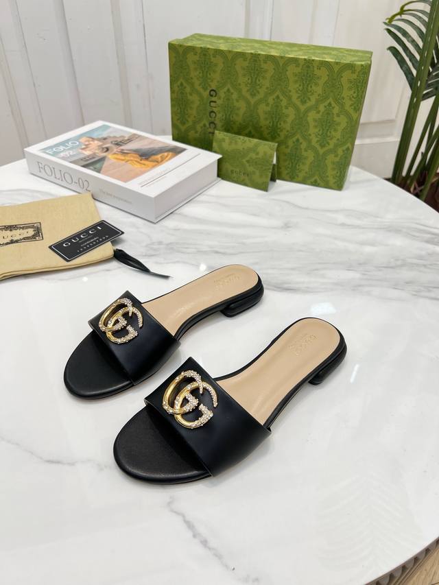 出厂 2025 SSS新款报到 Gucci～古*奇 原单品质 原汁原味的欧式风格 上脚非常完美穿搭上配此鞋，优雅大方，晶莹剔透，无论种各配件材质，都是家独一比一