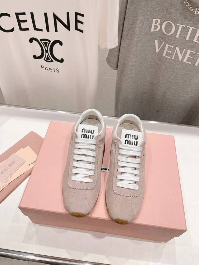 高版本出厂 MiuMiu 缪缪2025ss新品轻便球鞋德训鞋阿甘鞋休闲鞋缪缪大秀上爆出的这双球鞋 后全球各大代购官网火爆上市.简单很随意不羁又能体现单宁美感，整