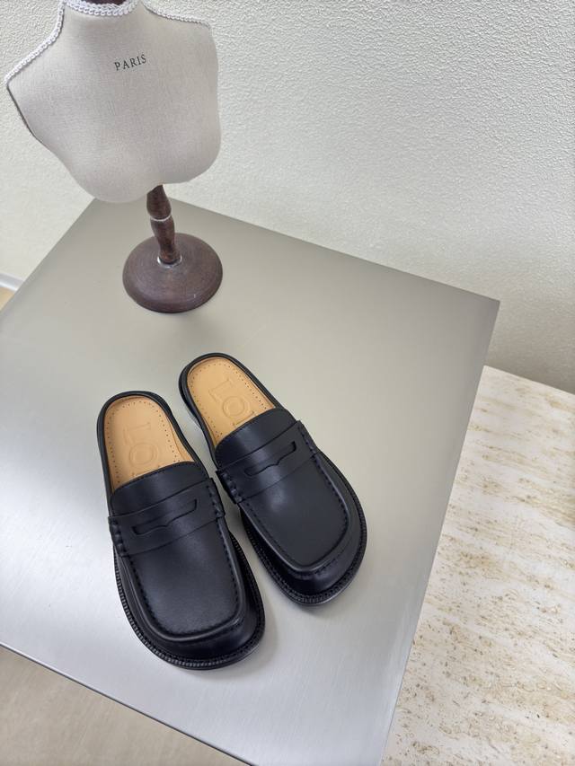 Loewe 杨幂同款复古乐福鞋拖鞋 鞋面：黑色小牛皮内里: 水染牛皮 loewe 超百搭乐福鞋杨幂同款这款乐福鞋可真舒服又百搭荣升今年最爱乐福鞋没有之一~超级适