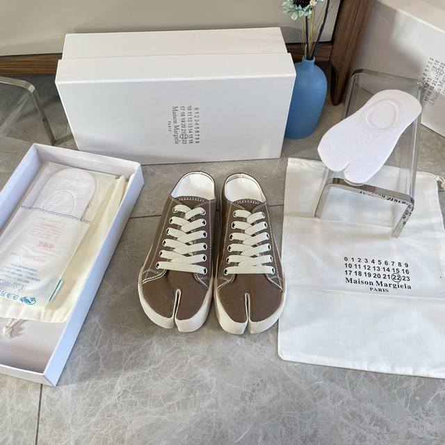 出厂价 独家私模新款 Maison Margiela 新款白色logo印图分趾帆布休闲鞋。买原版历经二个多月反复复刻终于出货了。材料，工艺，做工就不一一详细描述