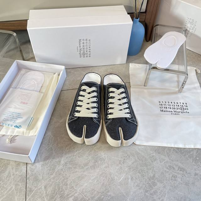 出厂价 独家私模新款 Maison Margiela 新款白色logo印图分趾帆布休闲鞋。买原版历经二个多月反复复刻终于出货了。材料，工艺，做工就不一一详细描述