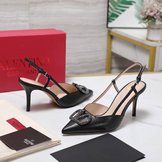 最高版本顶级代购版本 Valentino 华伦天奴新秀款！2024SS最新施华洛世奇钻扣 V扣后空凉鞋！原版购入1:1顶级复刻！精致的楦型设计，侧身弧线完美！精