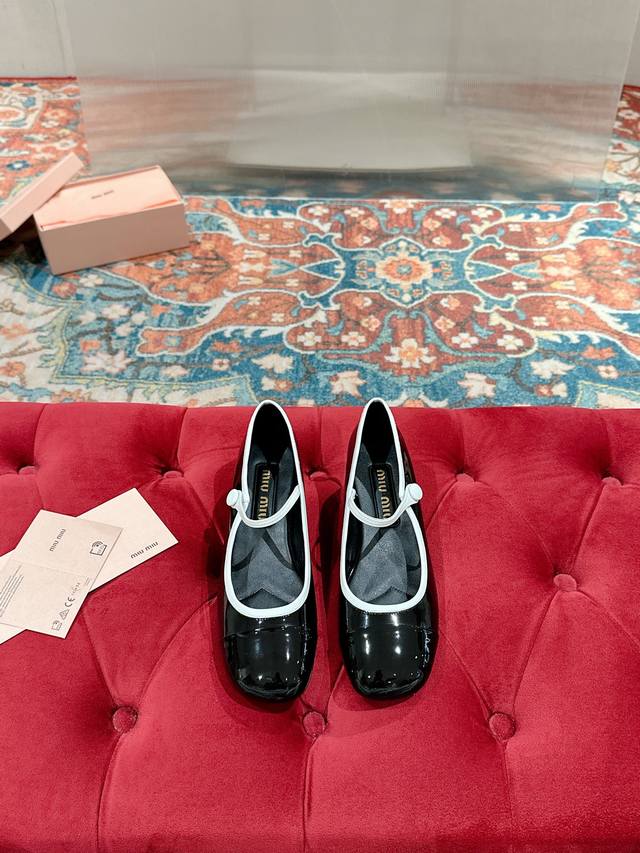 Miu Miu 缪缪 25 早春新品 专柜主打最新走秀款 珍珠扣复古玛丽珍粗跟单鞋缪家高货 顶级工艺打造精品质感 无敌舒适 绝对是一见钟情款！时尚百搭，人手必备
