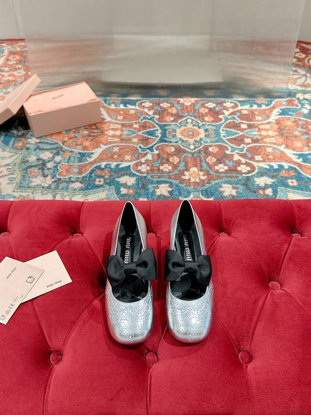 Miu Miu 缪缪 25 早春新品 专柜主打最新走秀款 复古玛丽珍粗跟单鞋缪家高货 顶级工艺打造精品质感 无敌舒适 绝对是一见钟情款！时尚百搭，人手必备！鞋面