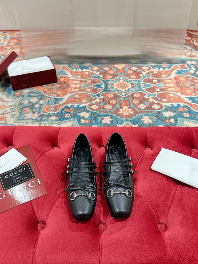 Gucci 2025早春25系列新品平底芭蕾鞋马衔扣新款小方头单鞋，鞋头方形设计搭配雅致的蝴蝶结细节，经典精致优雅俏皮时髦平底鞋，打造出色的穿着体验面料:原版定
