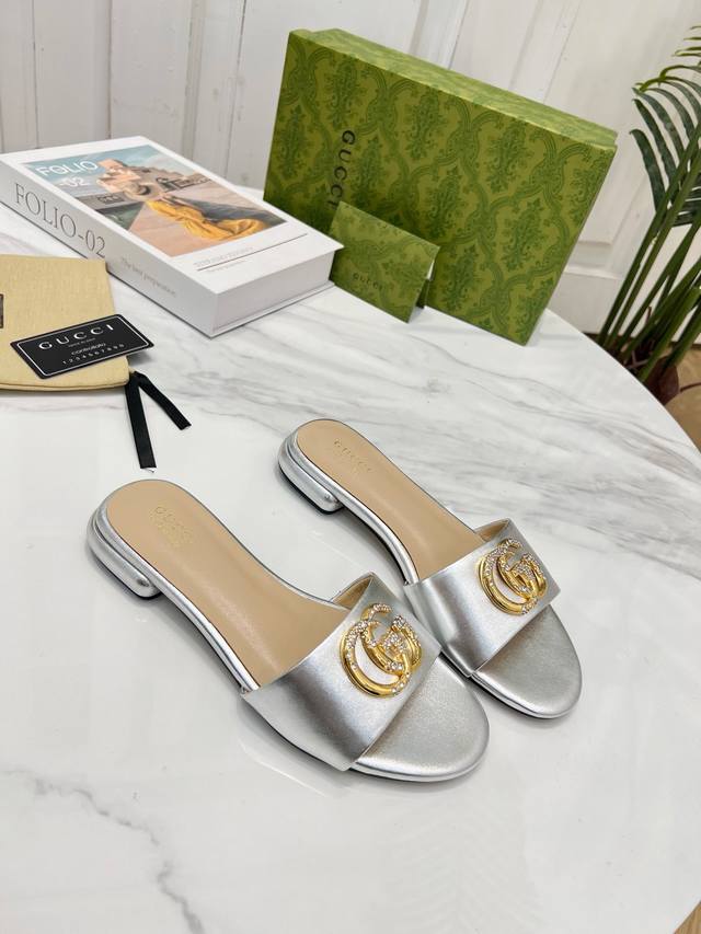 出厂 2025 SSS新款报到 Gucci～古*奇 原单品质 原汁原味的欧式风格 上脚非常完美穿搭上配此鞋，优雅大方，晶莹剔透，无论种各配件材质，都是家独一比一
