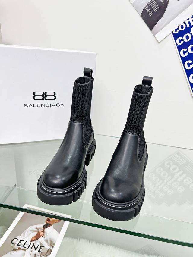 秋冬 BALENCIAGA 巴黎世家 爆款推荐这款鞋今年非常爆，独立风格各处无可挑剔的细节做工。面料：黑色牛皮内里 垫脚：进口羊皮。码数35-41 出厂价