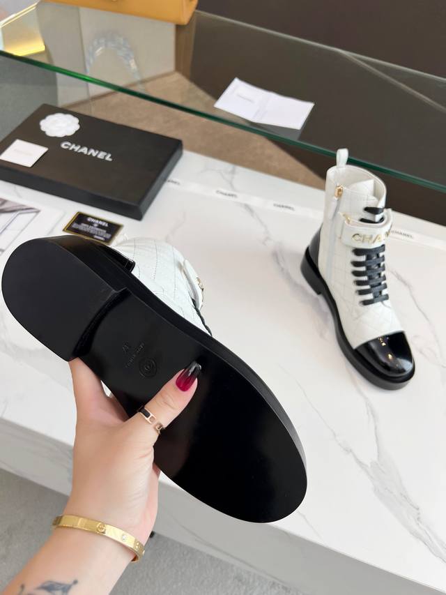 Chanel 23新款字母搭扣系带菱格纹短靴 ， 官网同步， 鞋楦材料原版一比一复刻，上脚舒适感非常好；面料：超柔软进口牛皮， 内里:羊皮里 ；颜色5色：黑色，