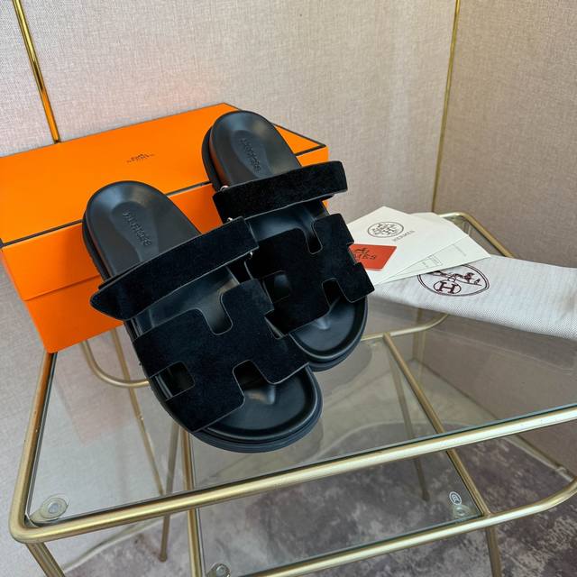 男+10。Hermès 爱马仕 男女同款春夏新款老舅凉鞋实力来袭 网红同款 休闲百搭简单ins&小红书超多网红明星纷纷种草 鞋子上脚超级百搭 随时随地刻画自己的