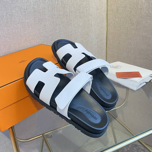 男+10。Hermès 爱马仕 男女同款春夏新款老舅凉鞋实力来袭 网红同款 休闲百搭简单ins&小红书超多网红明星纷纷种草 鞋子上脚超级百搭 随时随地刻画自己的