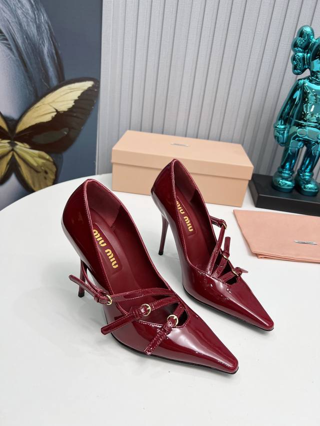 工厂 2024 新款新品 MIU MIU 全新超美装饰搭配,时尚淑女气质十足 双色拼接 又不乏美艳色彩,外侧附带弹力象巾 上脚非常方便意大利引进的原版楦头是最新