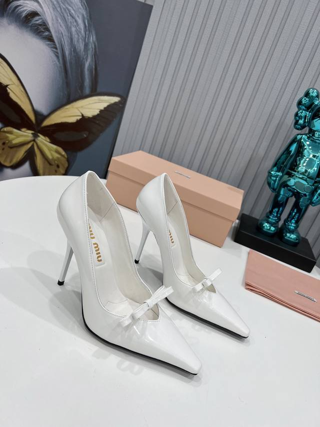 工厂 2024 新款新品 MIU MIU 全新超美装饰搭配,时尚淑女气质十足 双色拼接 又不乏美艳色彩,外侧附带弹力象巾 上脚非常方便意大利引进的原版楦头是最新