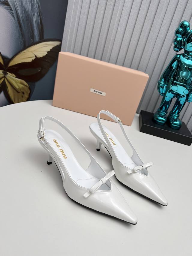 工厂 新款新品 MIU MIU 全新超美装饰搭配,时尚淑女气质十足 双色拼接 又不乏美艳色彩,外侧附带弹力象巾 上脚非常方便意大利引进的原版楦头是最新楦、出来形