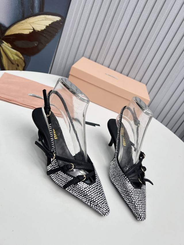 工厂 新款新品 MIU MIU 全新超美装饰搭配,时尚淑女气质十足 双色拼接 又不乏美艳色彩,外侧附带弹力象巾 上脚非常方便意大利引进的原版楦头是最新楦、出来形