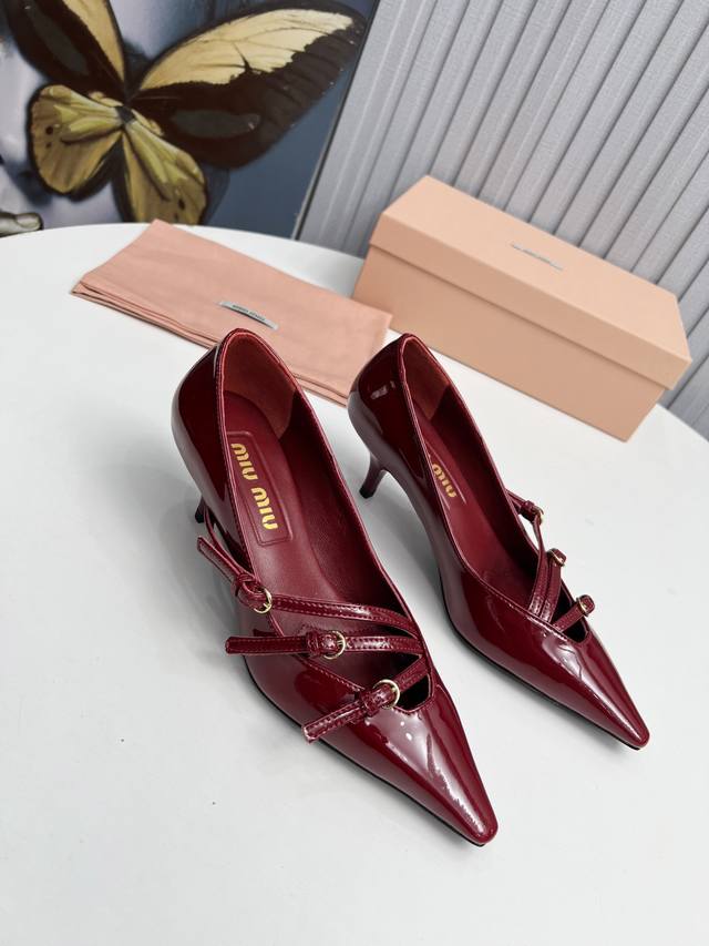 工厂 新款新品 MIU MIU 全新超美装饰搭配,时尚淑女气质十足 双色拼接 又不乏美艳色彩,外侧附带弹力象巾 上脚非常方便意大利引进的原版楦头是最新楦、出来形