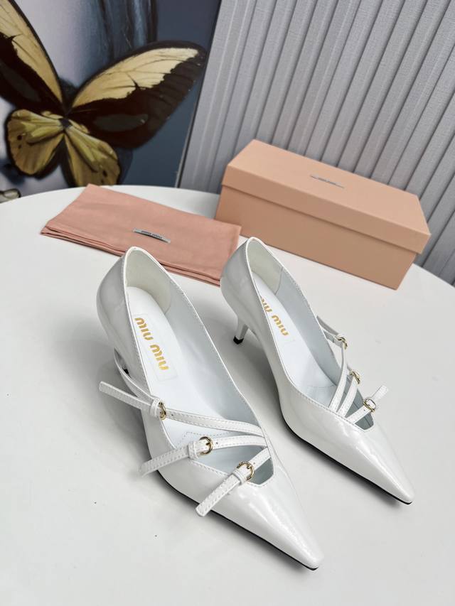 工厂 新款新品 MIU MIU 全新超美装饰搭配,时尚淑女气质十足 双色拼接 又不乏美艳色彩,外侧附带弹力象巾 上脚非常方便意大利引进的原版楦头是最新楦、出来形