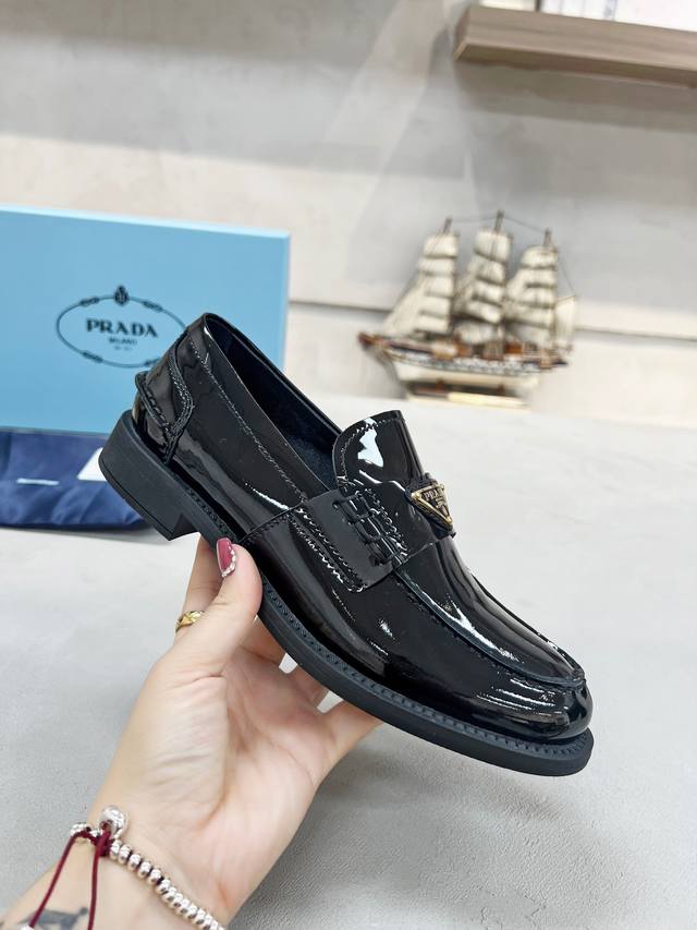 出厂价： 普家专柜新款，面皮:牛漆皮 牛开边珠皮，内里:羊皮里，原版1:1复制橡胶大底，码数：35-40