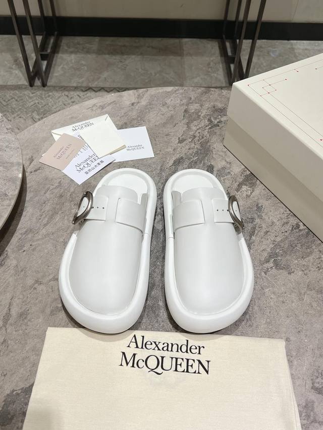 2025春新品Arc厚底麂皮拖鞋男女情侣款AIexanderMcQUEEN已认证。最新同步专柜新版T台走秀款 ，原版开模1:1复刻，面料釆用光滑小牛皮及麂皮打造