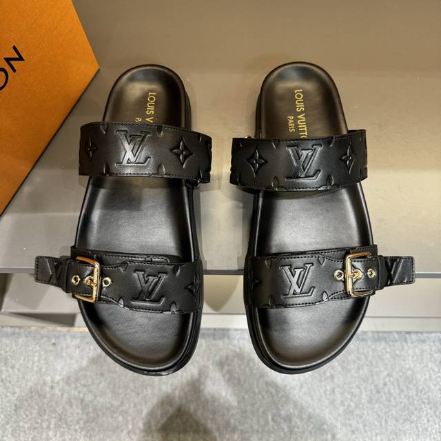 码数38-45LV路易威登 最新款 系列 Oblique 厚底 拖鞋 凉鞋原版购入开发 做货 这款 LV H-Town 凉鞋致敬运动风格经典标识，彰显 LV 的