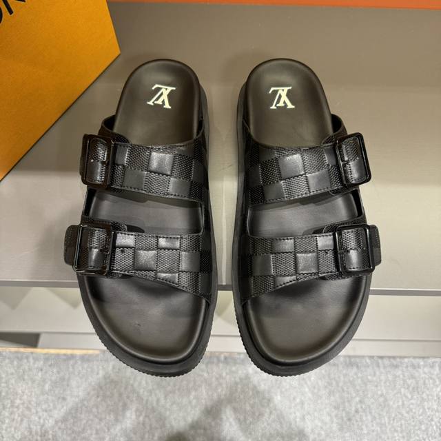 码数38-45LV路易威登 最新款 系列 Oblique 厚底 拖鞋 凉鞋原版购入开发 做货 这款 LV H-Town 凉鞋致敬运动风格经典标识，彰显 LV 的