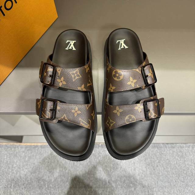 码数38-45LV路易威登 最新款 系列 Oblique 厚底 拖鞋 凉鞋原版购入开发 做货 这款 LV H-Town 凉鞋致敬运动风格经典标识，彰显 LV 的