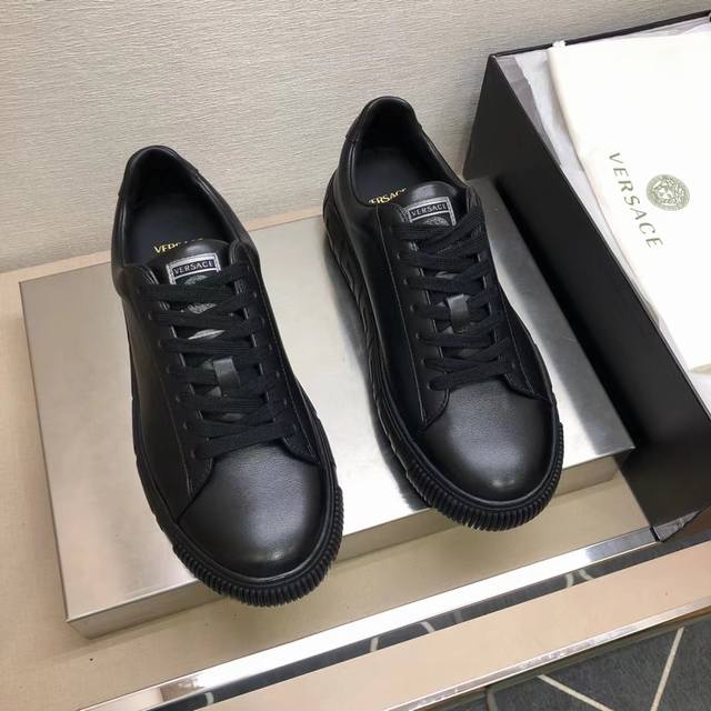 新款VERSACE 时尚休闲款，38-44纯正高品质可1：1比较！面料：原版小牛皮！内里：羊皮网里！全套包手工工艺款！质感、舒适度又提升一级别！独家私模橡胶防滑