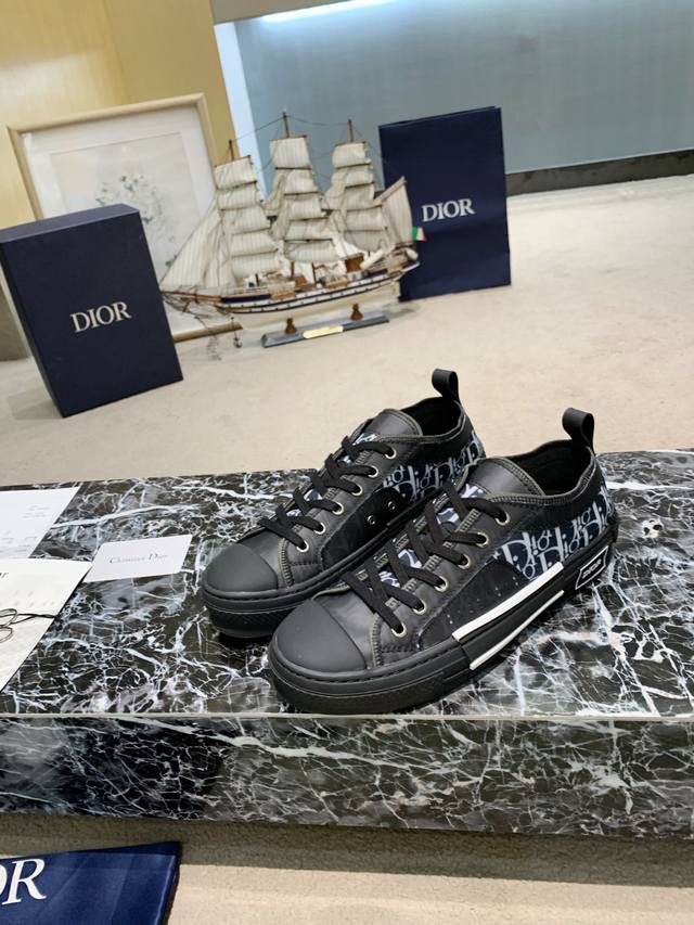 DIORKAWS重磅联名早春新款 新潮百搭 注定是引爆主流的超级单品！鞋面：采用独家定制原版磨砂珍珠闪PVC半透明胶片拼接迪奥品牌专用LOGO面料大底：独家私模