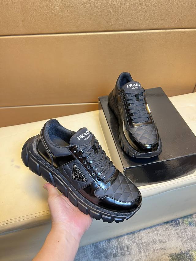 普拉达Prada 主推爆款，前卫百搭时尚男鞋私版开模，进口原版皮1：1复刻..时尚干脆、原版进口牛皮垫脚；真皮牛皮垫脚，大气个性更潮更抢眼更追求档次，它将颠覆旧