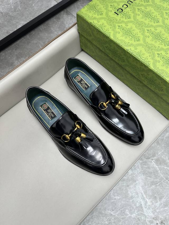 Gucci 古驰古奇2024新款皮鞋，此款鞋采用近几年比较流行的版型设计，外观时尚大气，鞋面采样进口牛仔布面料，真皮鞋底，上脚试试百搭！注：真皮鞋底在试穿时请注