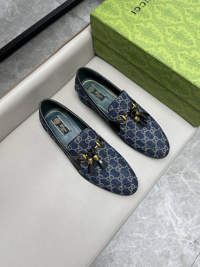 Gucci 古驰古奇2024新款皮鞋，此款鞋采用近几年比较流行的版型设计，外观时尚大气，鞋面采样进口牛仔布面料，真皮鞋底，上脚试试百搭！注：真皮鞋底在试穿时请注