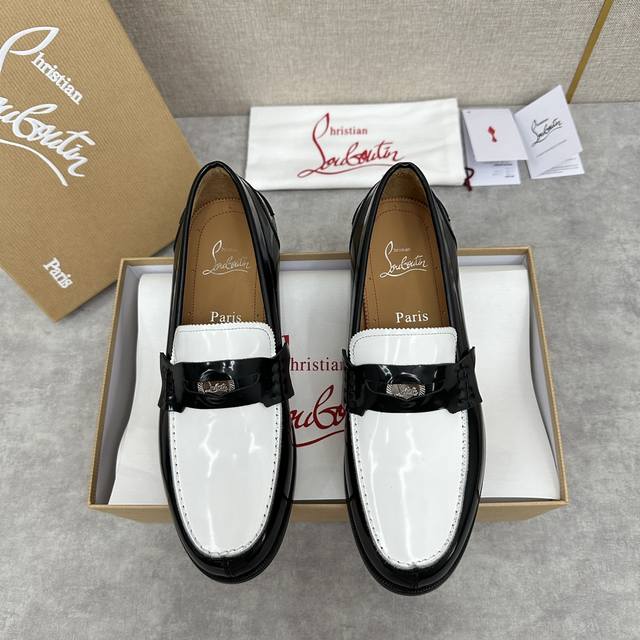 CL 新品乐福鞋皮鞋 Christia* Loubouti* 红底鞋 最新推出此款便鞋 帮面采用进口擦色开边珠牛皮 头层牛皮 牛皮压鳄鱼鞋面倒三角包裹圆形硬币扣