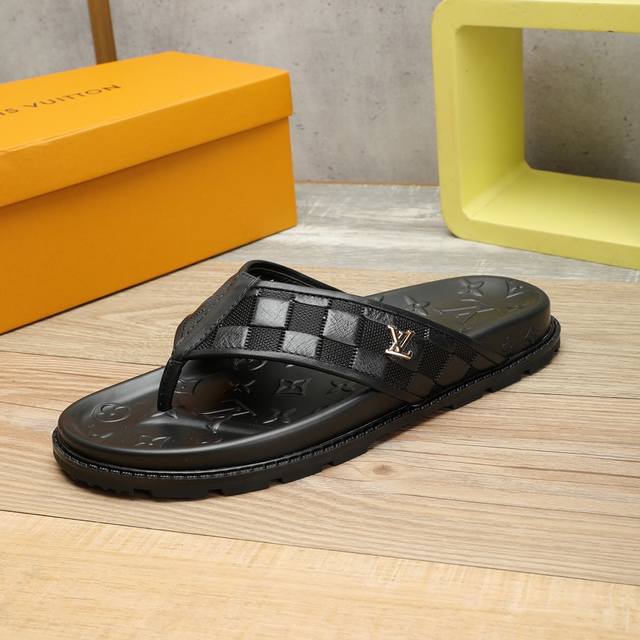 工厂价 Louis Vuitton 路易 威登 2025春夏 男士人字拖 作为时尚界的活跃一族 Lv以大胆创新为本色 为中国时尚潮男打造出这款休闲商务风格面料采