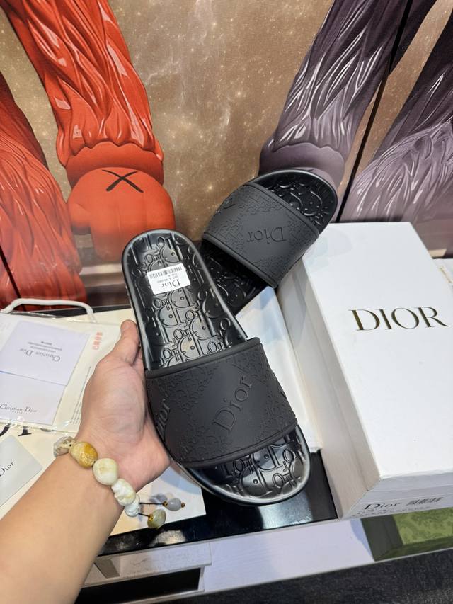 元 CD家高端男士夏季拖鞋，鞋面材质EVA技术，压印品牌logo，私模大底，细节完美，尽显大牌风范，休闲宽松舒适型，高品质精品，夏季必入哦！ Size：男38-
