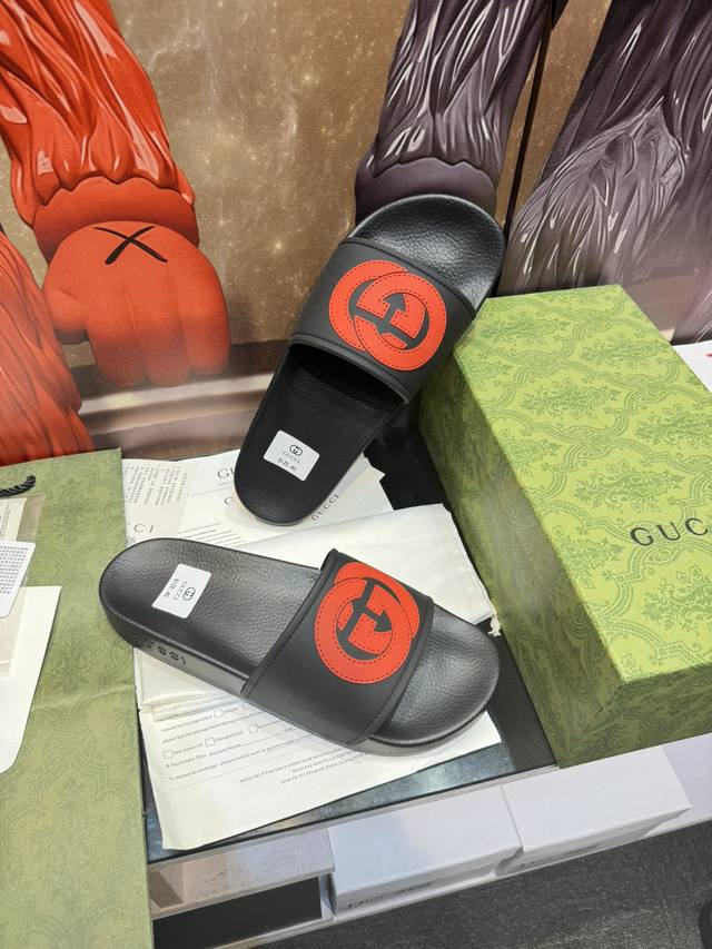 元 G 家高端男士夏季拖鞋，鞋面材质EVA技术，压印品牌logo，私模大底，细节完美，尽显大牌风范，休闲宽松舒适型，高品质精品，夏季必入哦！ Size：男38-