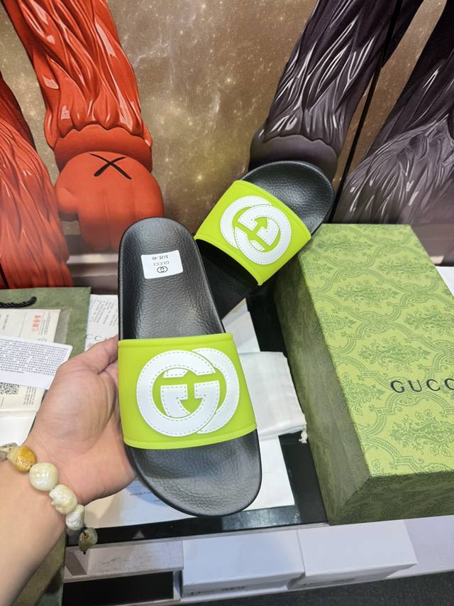元 G 家高端男士夏季拖鞋，鞋面材质EVA技术，压印品牌logo，私模大底，细节完美，尽显大牌风范，休闲宽松舒适型，高品质精品，夏季必入哦！ Size：男38-