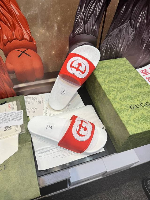 元 G 家高端男士夏季拖鞋，鞋面材质EVA技术，压印品牌logo，私模大底，细节完美，尽显大牌风范，休闲宽松舒适型，高品质精品，夏季必入哦！ Size：男38-