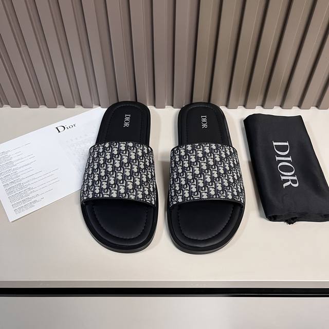 元Dio* 这款 Dior Aqua 凉鞋优雅而休闲。交叉带设计，采用迪奥灰 CD Diamond 图案帆布重新诠释，灵感源自 Dior 档案。搭配“DIOR”