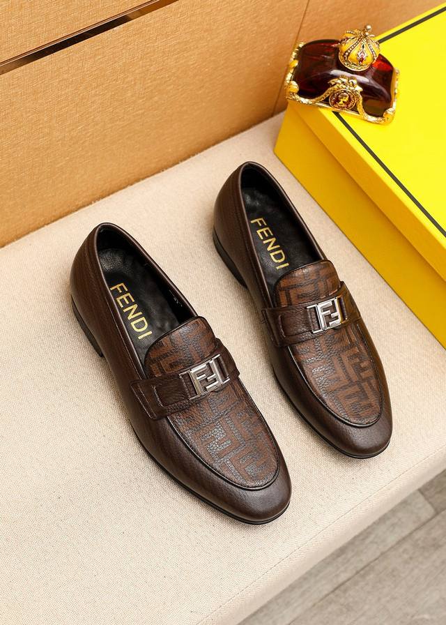 商品商标：FENDI 芬迪 休闲皮鞋正码码数: 38-44 45订制 商品材料：精选 进口头层荔枝纹牛皮激光鞋面+奢华五金扣，进口牛皮内里。强烈立体视觉效果，橡
