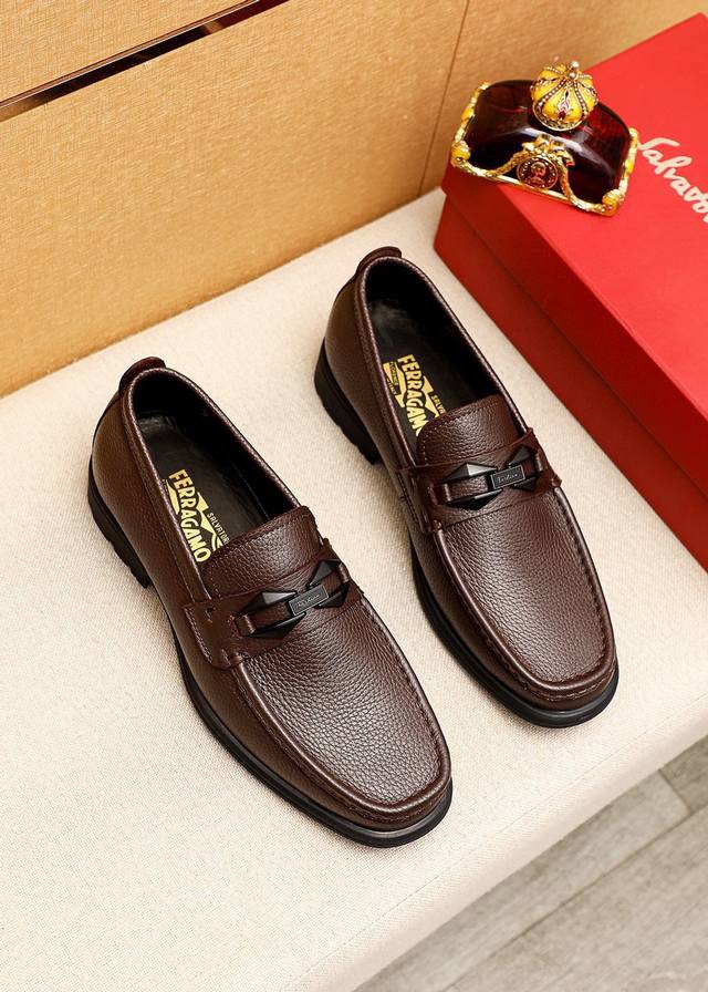 商品商标：Ferragamo 菲拉格慕 休闲皮鞋正码码数: 39-44 38.45.46订制 商品材料：精选 进口头层荔枝纹小牛皮鞋面+经典五金扣，进口水染牛皮