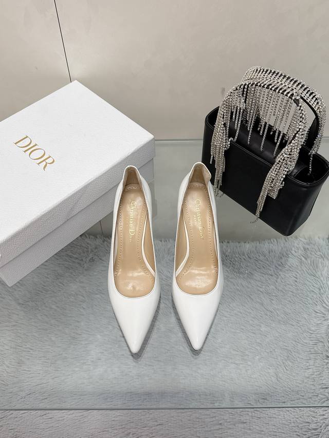 工厂价： 迪奥代购版跟鞋系列迪奥 Dior 25SS春夏系列尖头单鞋 市场顶级版，欢迎来看版对比材质 女神级别 时尚单品面料：进口漆皮面料内里：羊皮内里跟高：7